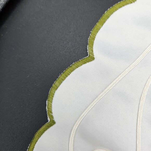 Vintage cottagecore scalloped edge chick and egg embroidered table runner - Picture 5 of 6